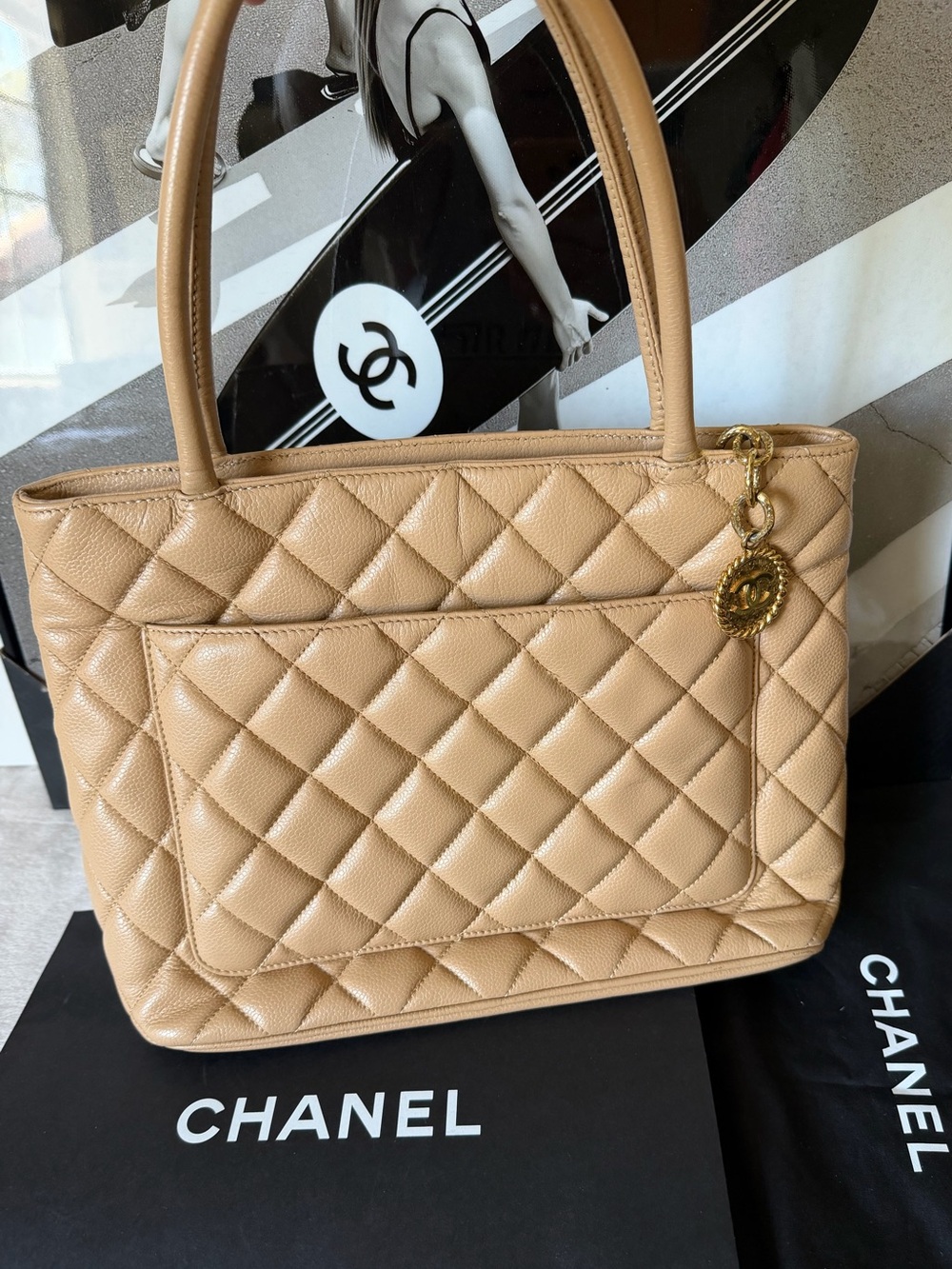 CHANEL Medallion Caviar Leather Tote Bag Large CC Logo - Picture 4 of 16
